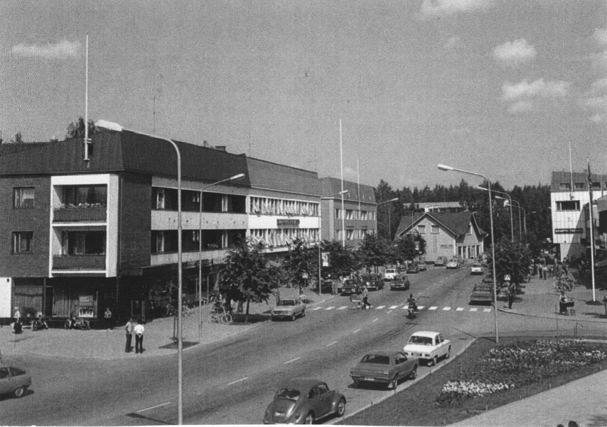Kauppakatua 1960- ja 1970-luvun vaiheilta. Kuvassa keskellä oleva suuri puurakennus oli Kerttu Eiramon talo. Se purettiin Osuuspankin rakennuksen tieltä vuonna 1978.
