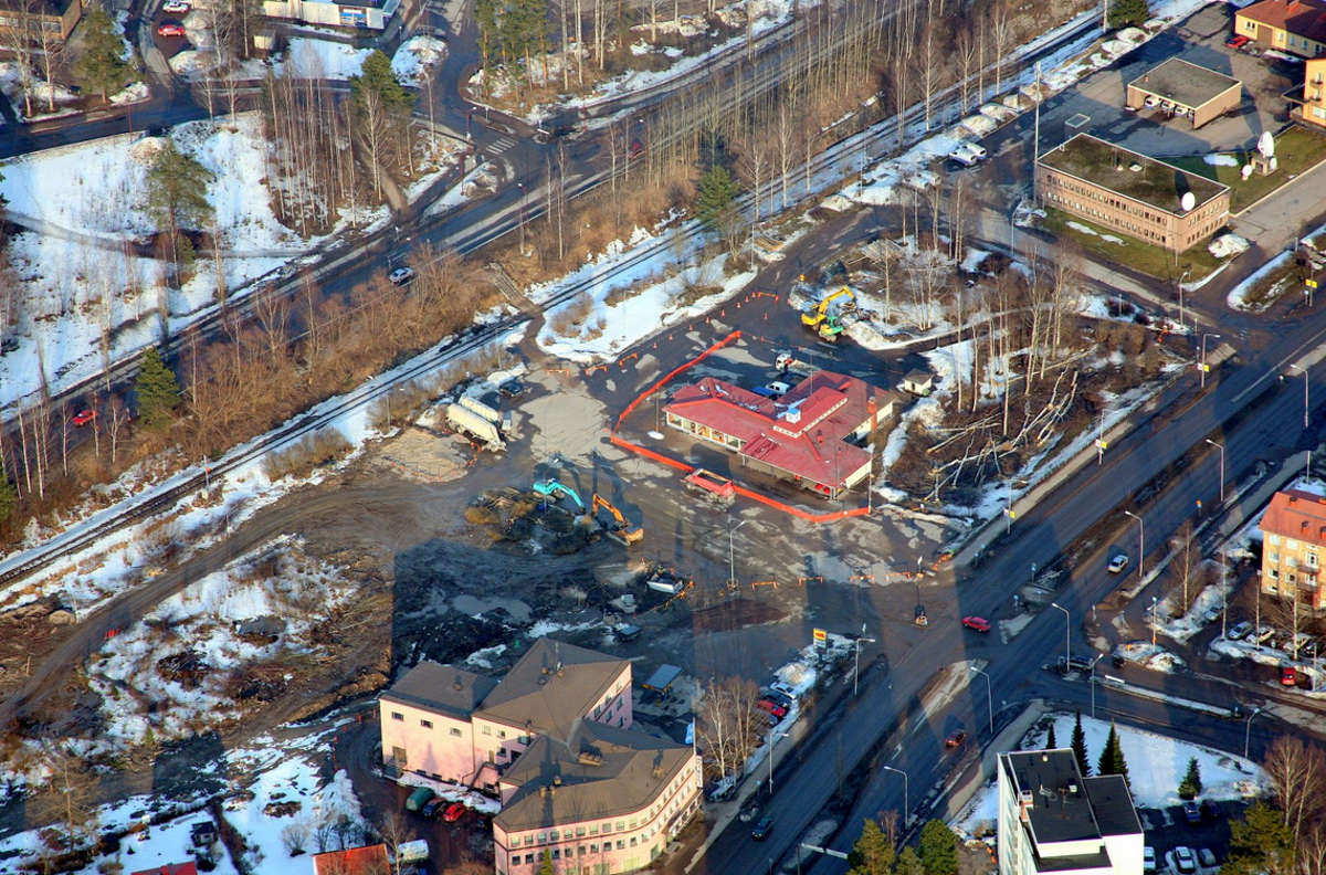 Vuonna 1954 valmistunut Äänekosken matkahuolto purettiin uuden S-marketin alta keväällä 2008.
