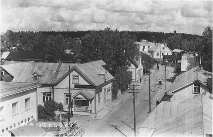Kauppakatua 1930-luvun puolivälissä. Katu nimettiin Äänekosken ensimmäisessä, vuoden 1935 asemakaavassa Mäkikaduksi. Vasemmalla on ensimmäisenä Äänekosken Osuuskaupan myymälä, toisena Jyväskylän Kauppa Oy:n talo, jossa toimi Suomen Maatalous-Osake-Pankki ja kolmantena on Väinö Ahosen liiketalo. Tien mutkassa oikealla puolella on Salmelinin paja, poliisiputka, Säästöpankki ja viimeisenä näkyy kirkontorni.