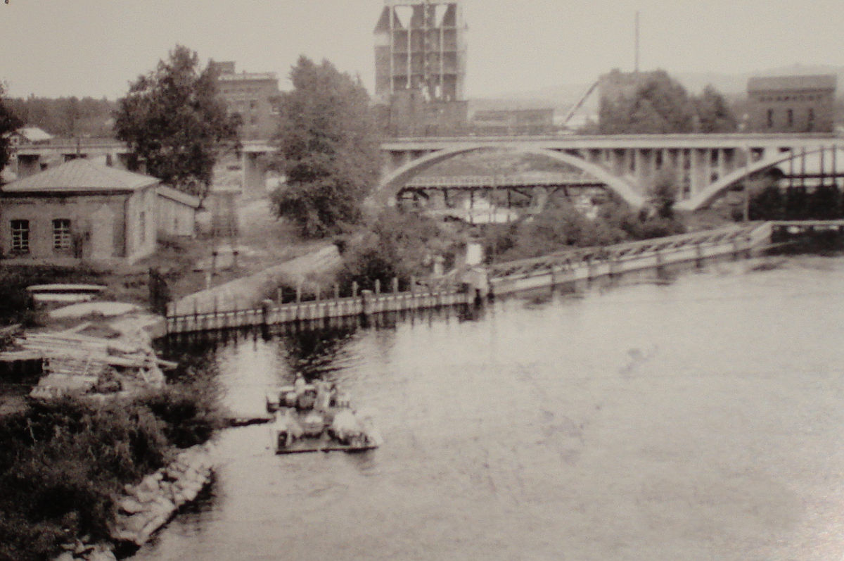 Näkymä Hiskinmäen sillalta tehtaalle päin 1950-luvun alkupuolella.