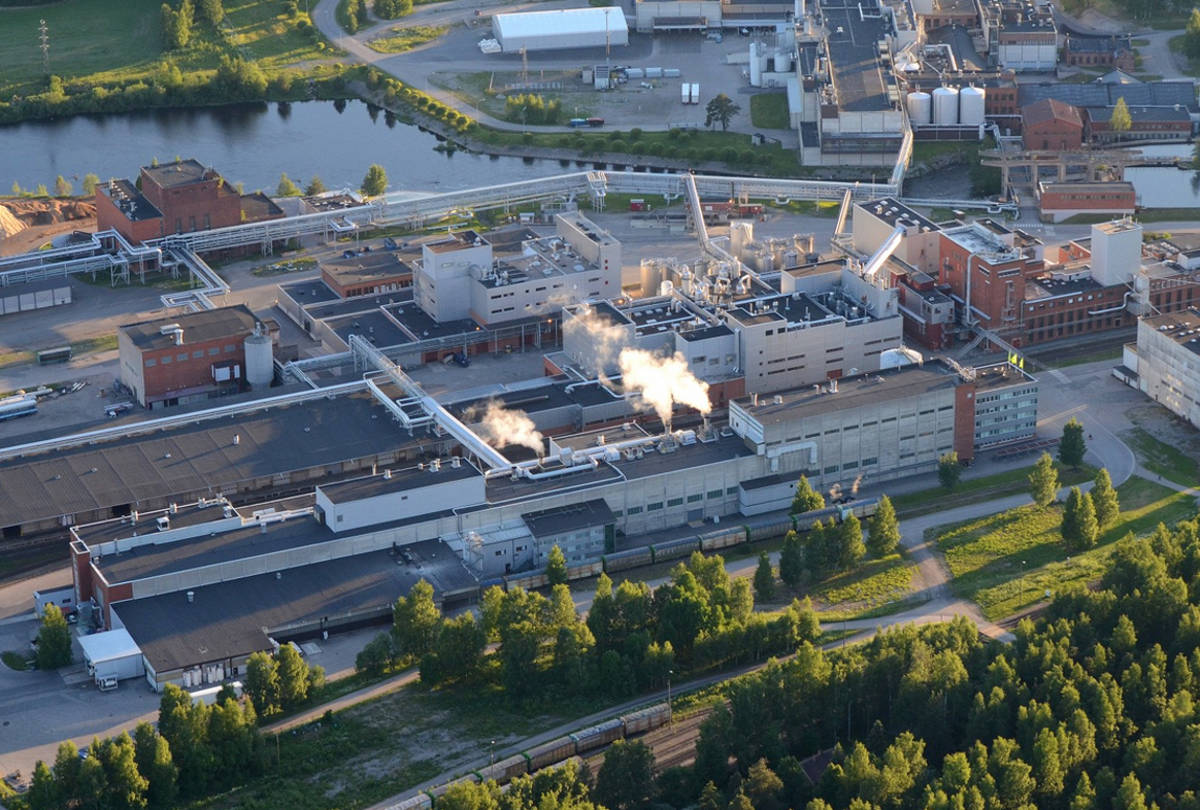 Etualalla m-realin kartonkitehdas ja oikeassa reunassa CP-Kelcon Äänekosken tehtaat. Virran takana vuonna 2011 lakkautetun Äänekosken taidepaperitehtaan rakennuksia.