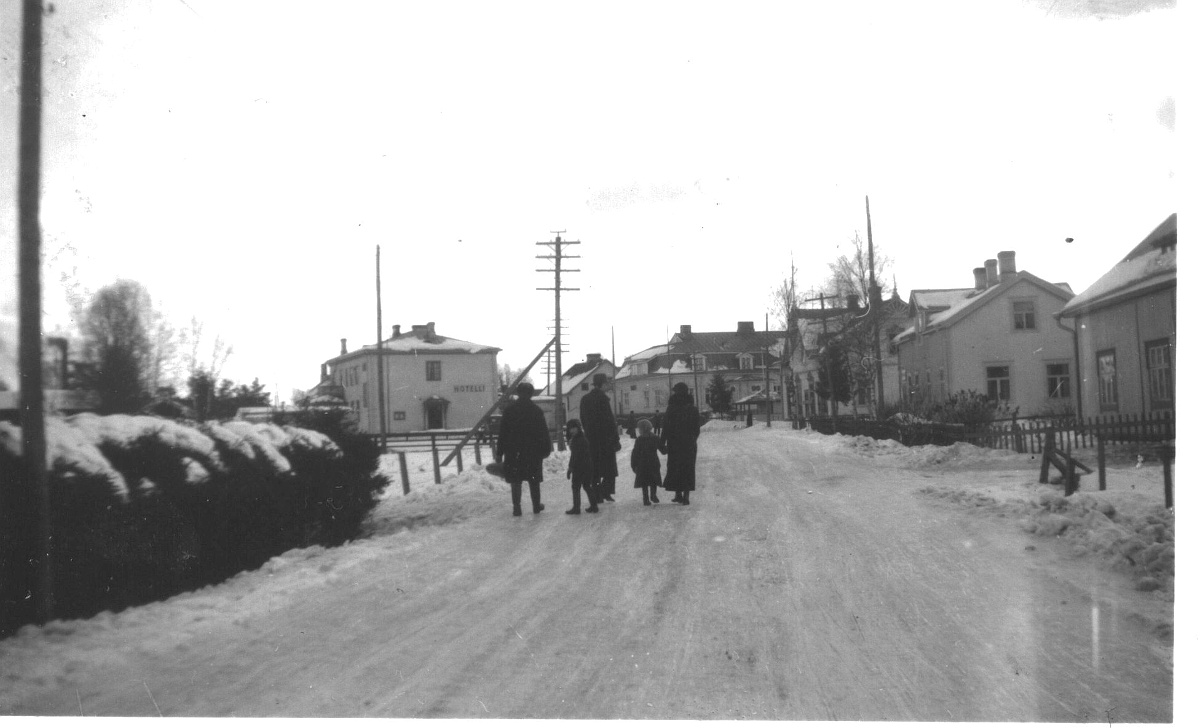 Kauppakatua nykyisen torin tietämiltä kohti Viiskulmaa vuodelta 1943.