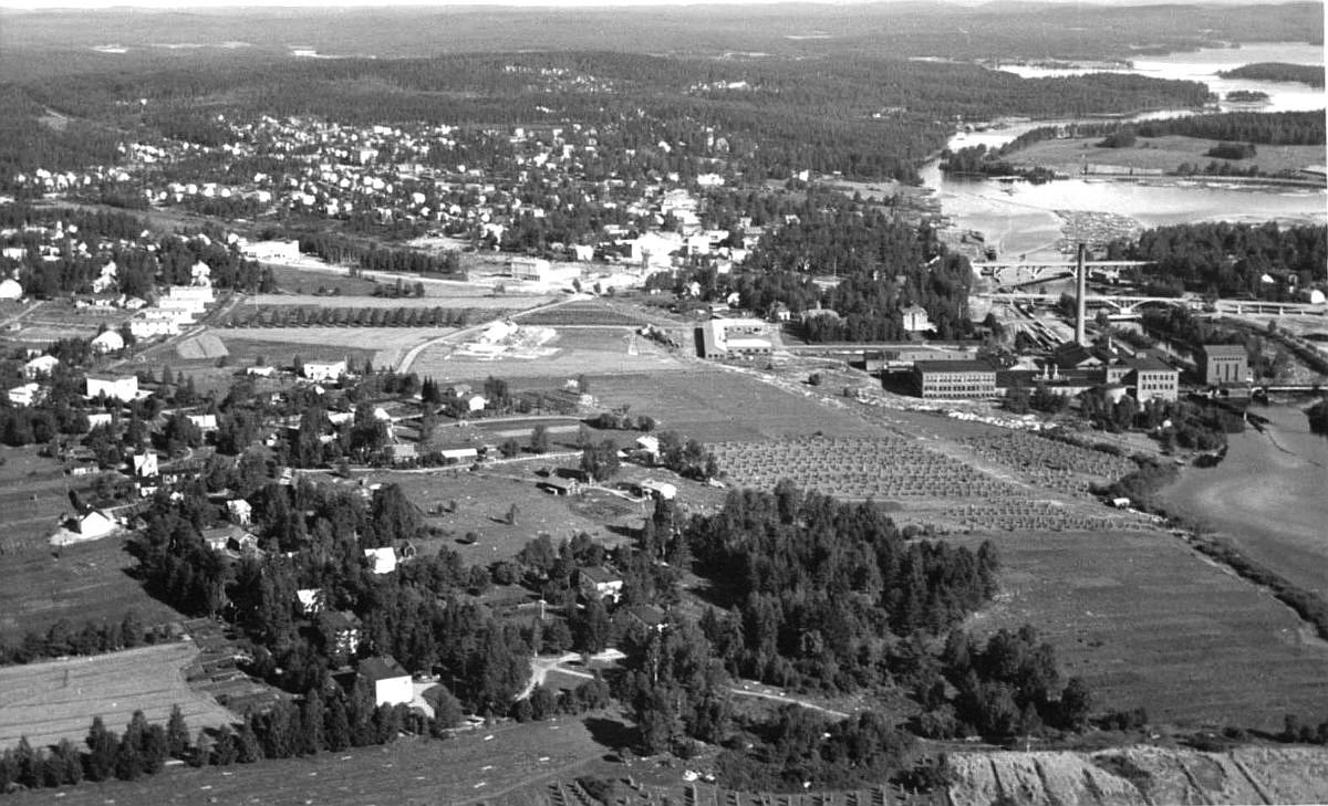 Piilolanniemeä, Pukkimäkeä ja tehdasaluetta 1950 luvulta. 1952 valmistunut entinen postitalo on jo valmiina, mutta 1959 rakennettu Älylän on vielä rakentamatta.