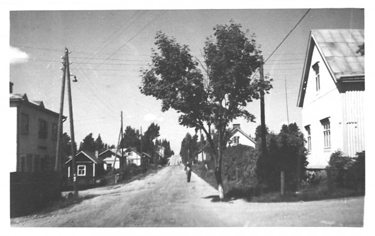 Keskuskatua 1930-luvulta Kantolan kaupan kohdalta pohjoiseen.