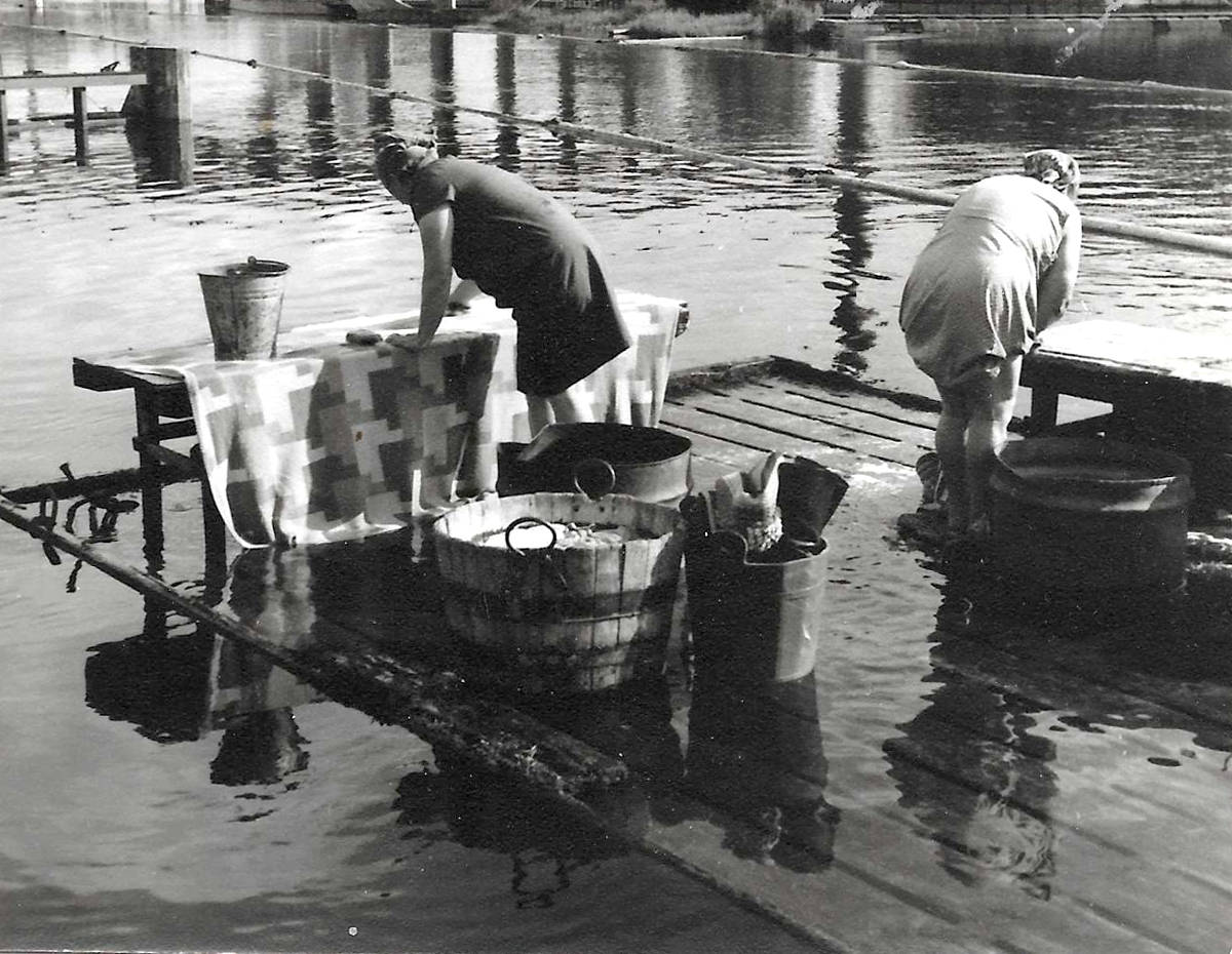 Hiskinmäen saunan vieressä oli ennen pyykkilaituri. Se oli aikoinaan suosittu pyykinpesupaikka lämpimän veden aikana.