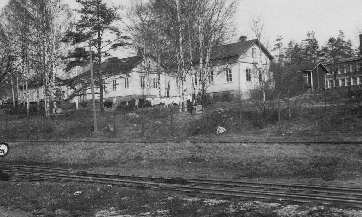 Hiskinmäkeä 1960-luvulta. Hiskinmäki oli Äänekoski Oy:n työntekijöilleen rakentama asuntoalue. Se valmistui 1900-luvun taitteessa ja piti sisällään kaikkiaan kahdeksan asuinrakennusta talousrakennuksineen.