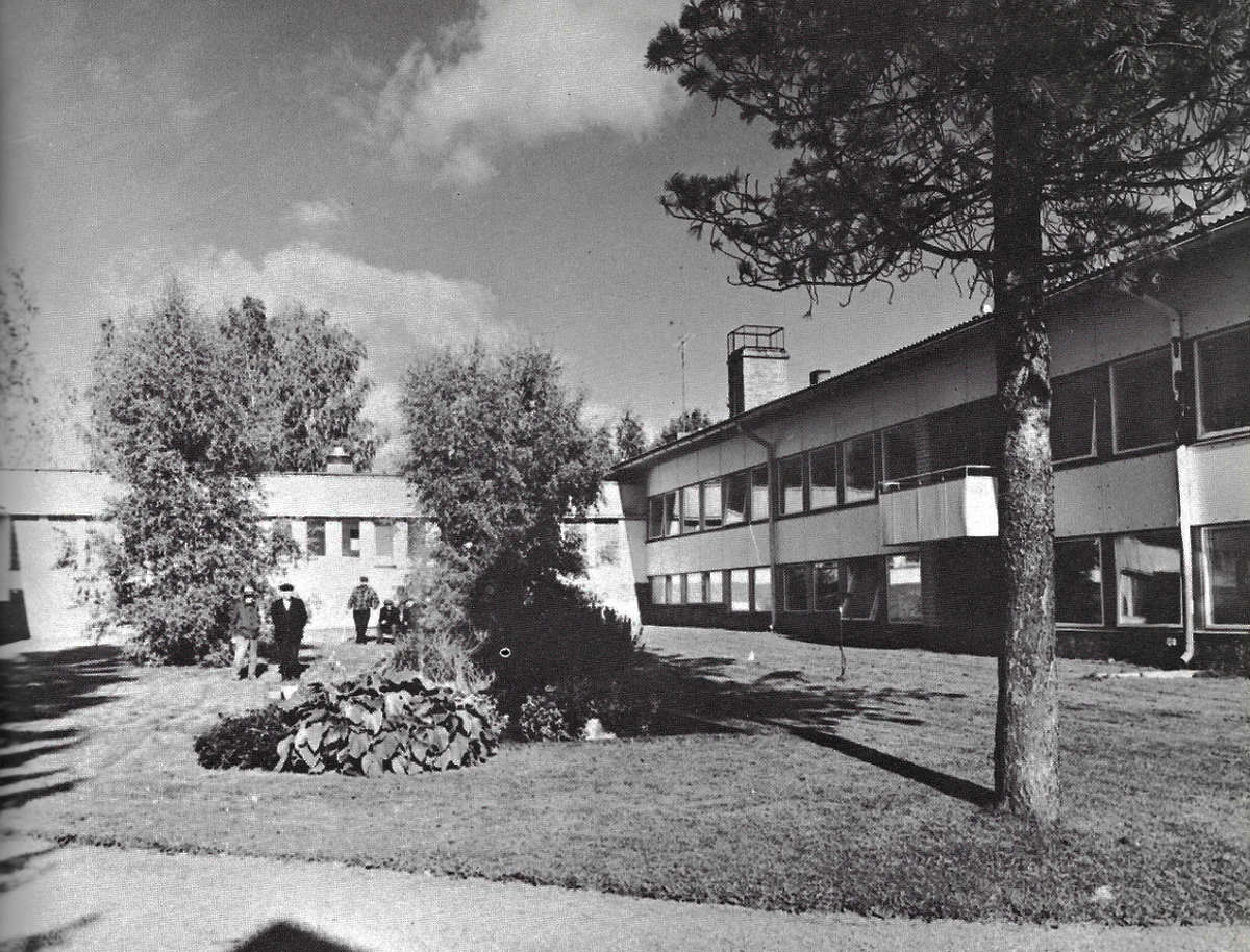 Äänekosken vanhainkodin sisäpihaa. Itäsiipi oli ns. terveiden puoli ja länsisiipi taas ns. sairaiden puoli.