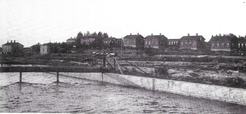 Hiskinmäkeä 1900-luvun alussa. Vasemmassa reunassa Hiskinmäen sauna ja veturitallit. Oikeasta reunasta lähtee Hiskinmäen talojen rivi ja kolmas talo vasemmalta on vieläkin pystyssä oleva Hiskinmökki.