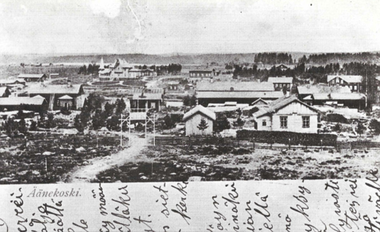 Tätä kuvaa on käytetty postikorttina 26.9.1904. Edessä vasemmalla on 1800-luvulla rakennettuja Hiskinmäen työväestön asuintaloja ja oikealla ensimmäisenä on ns. Miinan Mökki. Kosken takana vasemmalla on Hautala, Hautalan torppa, insinööri Hammarenin asunto, josta tuli myöhemmin tehtaan klubi, sekä Suomenniemen päärakennus, jonka takaa häämöttää todennäköisesti Topian rakennus. Koskivartta ylöspäin  Suomenniemen rakennuksesta on uittopytinki ja äärimmäisenä oikealla Keski-Suomen opiston rakennus.