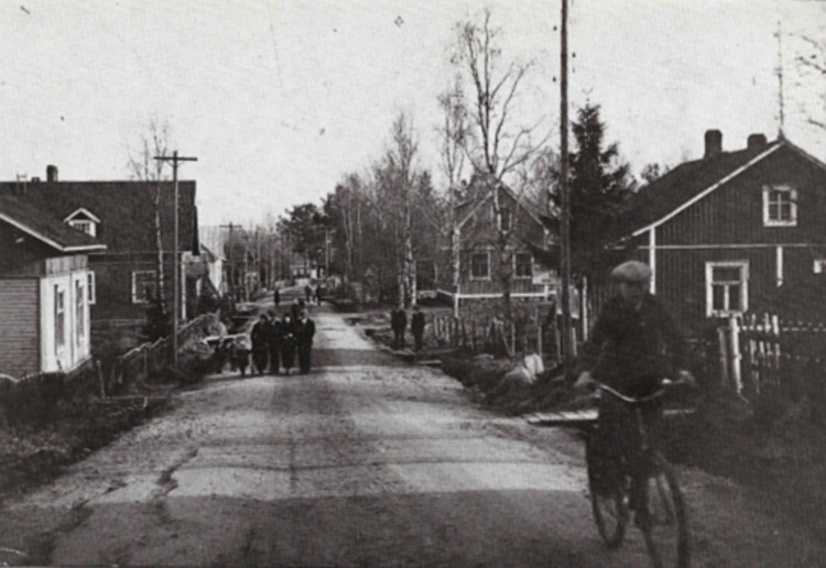 Äänekoskea 1930-luvun alussa kirkonmäeltä nähtynä. Oikealla puolella on ensimmäisenä suntio Alfret Väyrysen ruumisarkkuliike, seuraavana konemestari Tuovisen talo ja toisella puolella on ensin Torkon talo, seuraavina evankelisluterilainen rukoushuone, A. Wessmanin myy-  mälä ja David Salmisen liiketalo.