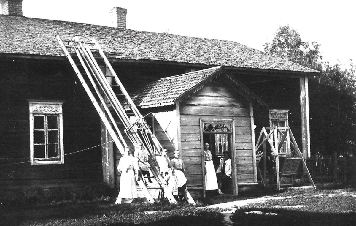 Topian talo oli ennen Pukkimäen keskustalo. Tässä 1910-luvulla otetussa kuvassa ovat karjakot Hilda sekä Kerttu, Tyyne ja Anna-Liisa Wahlman sekä oviaukon luona Hanna ja Frans Wahlman. Johannes Liimatainen myi verotusarvoltaan ¼ manttaalin kokoisen omistamansa Topian talon Halla Oy:lle 21.2.1899 päivätyllä kauppakirjalla 24000 Suomen markan kauppahinnasta.