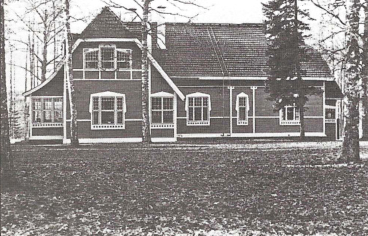 Päivärinteen jugent-tyylinen päärakennus. Kalle Piilonen rakennutti talon tyttärelleen Saimalle ja tämän miehelle insinööri J.E.Hammarénille vuonna 1908.