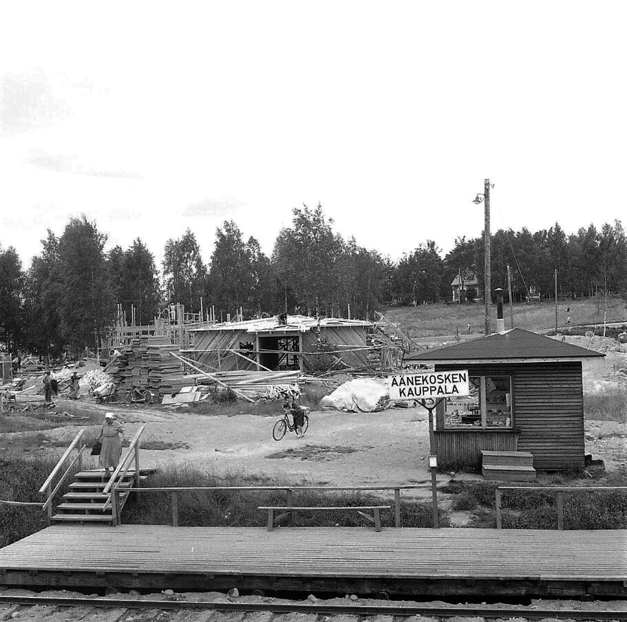 Äänekosken matkahuolto eli Lättähattu ja kauppalan rautatiepysäkki valmistui vuonna 1954 Pukkimäen asuntoalueen pohjoispuolella olleelle soiselle Kotisuolle. Alue oli aikoinaan niin vetinen, että sen joistakin paikoista pääsi ylitse vain pitkospuita pitkin. Ilmeisesti Suolahti-Haapajärvi radan rakentamisen yhteydessä alue kuivattiin.