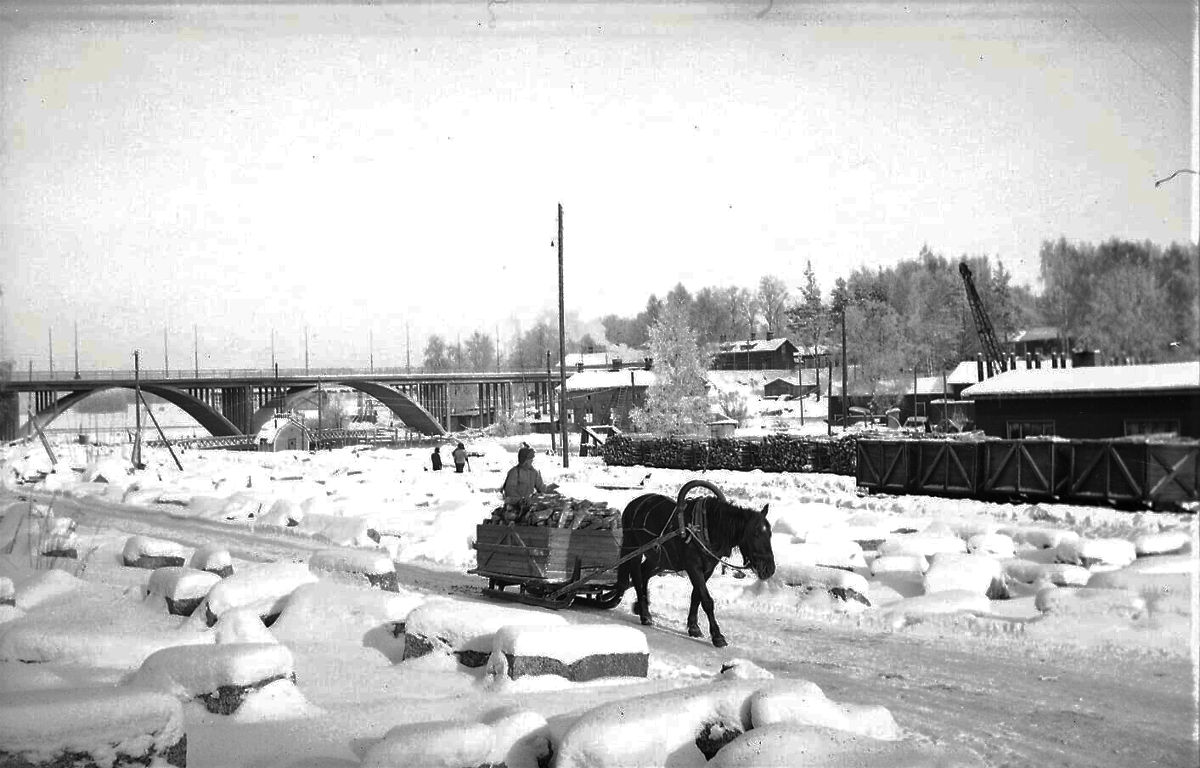 Halkokuorma menossa hevospelissä tehtaan voimalaitokselle. Hevostien molemmin puolin näkyy koskiuoman reunakiviä valmiina asennettavaksi. Kuva lienee 1950 luvun lopulta, jolloin vanha koskiuoma rakennettiin kanavaksi.