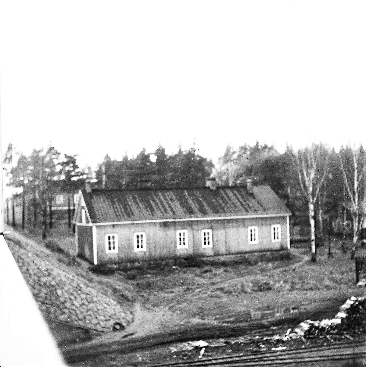 Keski-Suomen Opiston rakennus Hiskinmäen sillan kupeessa. Opisto  vihittiin käyttöönsä 1.11.1894. Rakennuksella on pitkä ja maineikas historia. Myöhemmällä ajalla se toimi mm. asuntona.