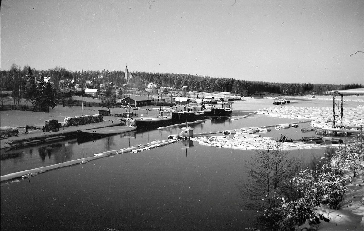 Äänejärven aluetta 1960-luvun puolivälin paikkeilla. Kuvan oikeassa reunassa osittain näkyvä Äänejärven nippunosturi valmistui todennäköisesti vuonna 1963.