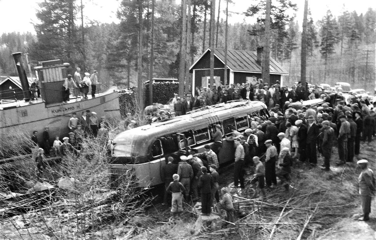 Hirven linja-auton onnettomuus Kotakennäänsalmella 12.5.1956.