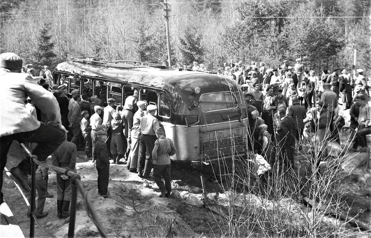 Hirven linja-auton onnettomuus Kotakennäänsalmella 12.5.1956.