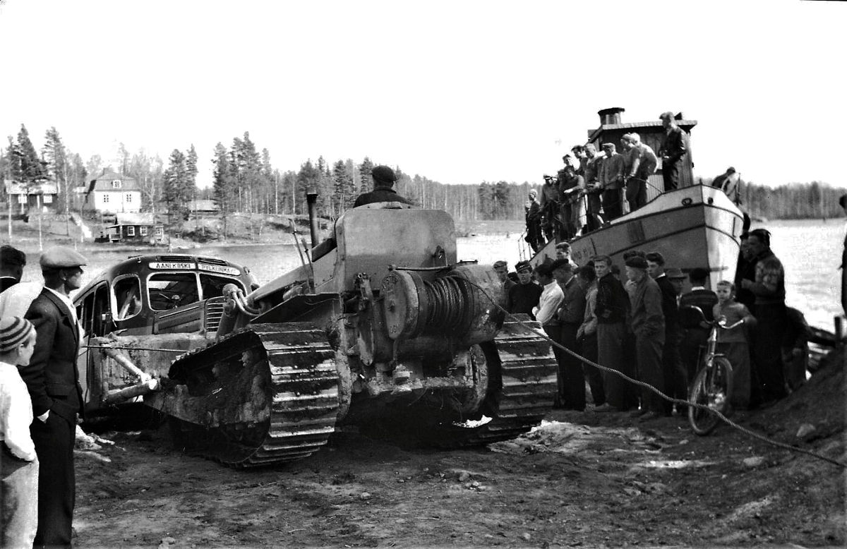 Hirven linja-auton onnettomuus Kotakennäänsalmella 12.5.1956.