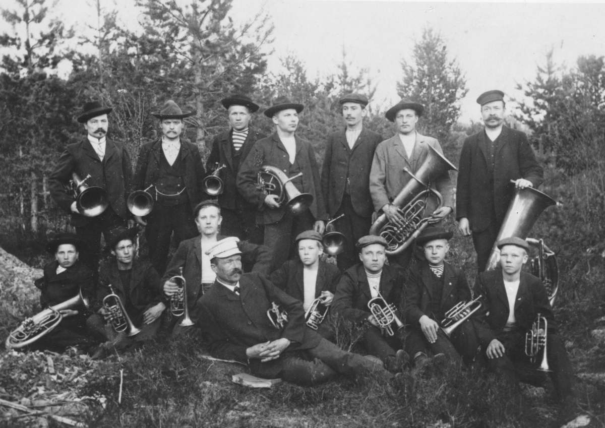 Palokunnan soittokunta v. 1906-1909. Eturivi vasemmalta: Sulo Piilonen, Hannes Salo, Väinö Hamari, Matti Halava, Aatu Sirkka, Kalle Hytönen ja Niilo Halava. Takarivi vasemmalta: Juho Vuolle, Kusti Paananen, Jalmari Riikonen, Jussi Sirkka, Onni Oksanen, Matti Sirkka ja Kaarle Salo.