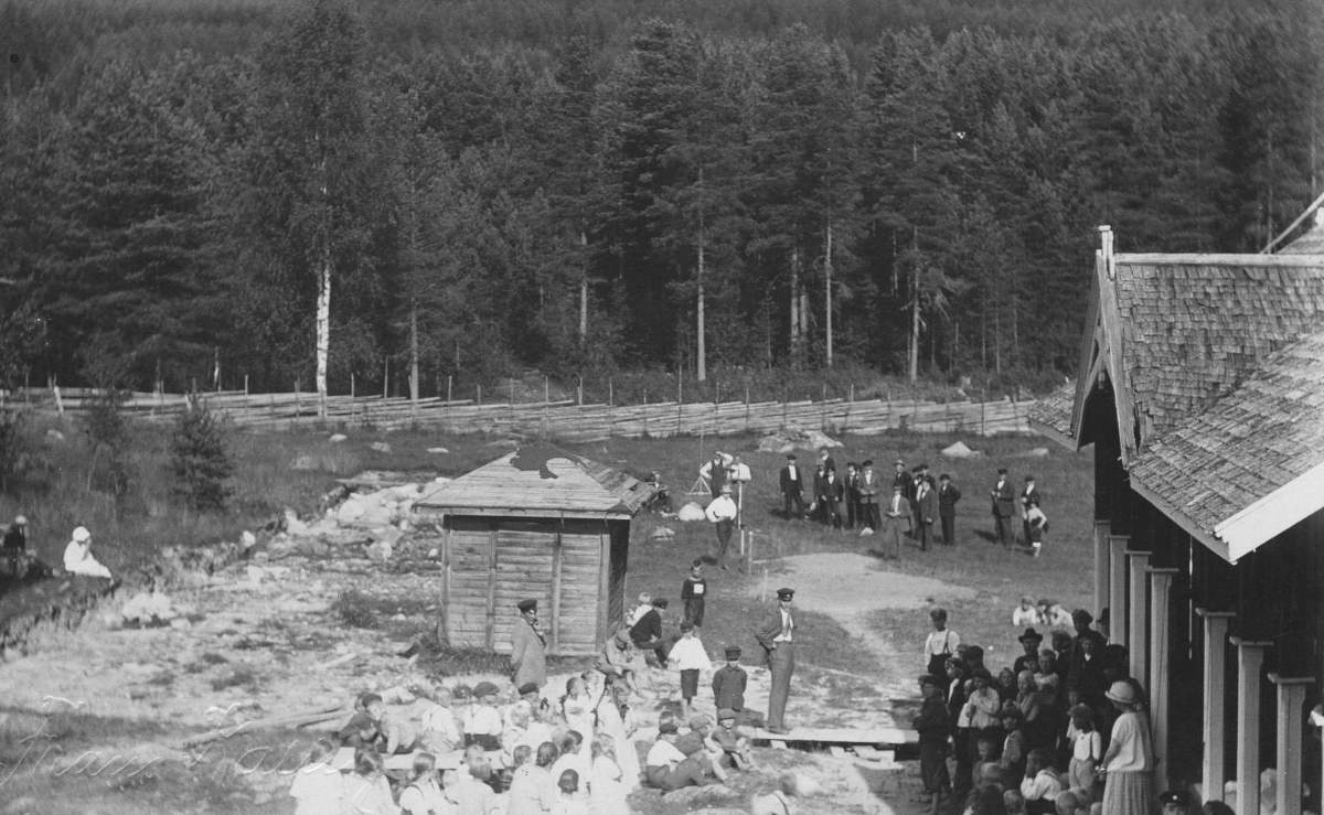 Palomäen kentällä talkooväkeä. Keskellä ehkä insinööri Albrecht.