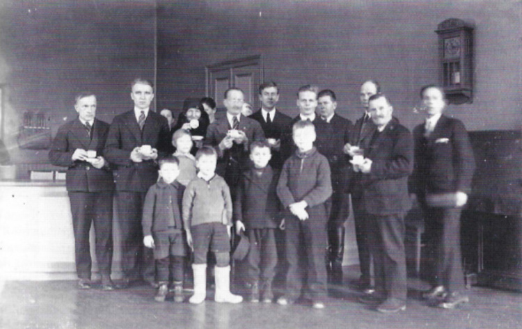 Äänekosken Vapaan työväenyhdistyksen jäsenistöä kahvilauolla palokunnantalon aulassa. Keskellä Robert Huovelin ja hänestä oikealle mm. Veikko Kauppi, Onni Alanurmi, Viljo Sinervä, Santeri Saarinen ja ÄU:n ensimmäinen puheenjohtaja Pauli Roitto.