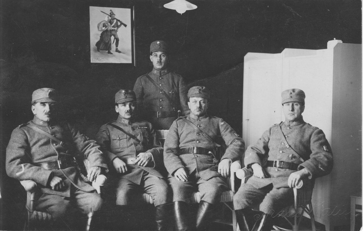 Äänekosken suojeluskunnan esikunta 16.5.1925. Seisomassa opettaja Viljo Räihä ja istumassa vasemmalta kauppias Alle Wessman, luutnantti Oiva Vohlonen, maanviljelijä Ville Raatikainen ja insinööri Bruno Ungern.