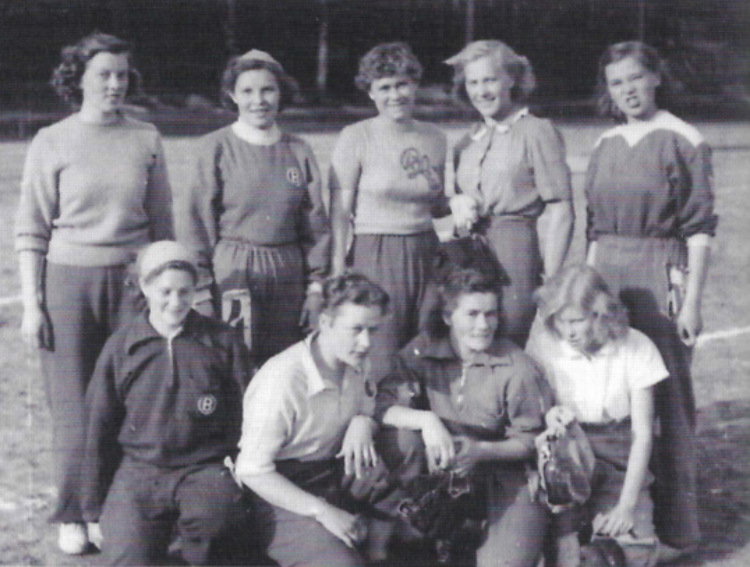 ÄU:n naispesäpalloilijat voittivat piirinmestaruuden vuonna 1949. Kuvassa ylärivissä vasemmalta (sen aikaisilla nimillään) Lilli Puura, Eila Saarinen, Ritva Wahrmann, Anja Pajari, Anja Puura. Alarivissä' Irmelin Wahrmann, tuntematon, Aino Saari ja Liisa Pajari.