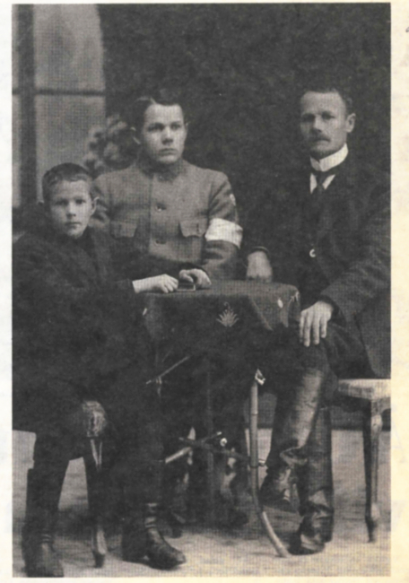 Välskäri August Laaksonen poikiensa kanssa. Vanhemmalla pojalla on suojeluskunnan hihamerkki. Laaksonen oli paperitehtaalla paperimestarina vuoteen 1919, jolloin hän muutti pois Äänekoskelta.