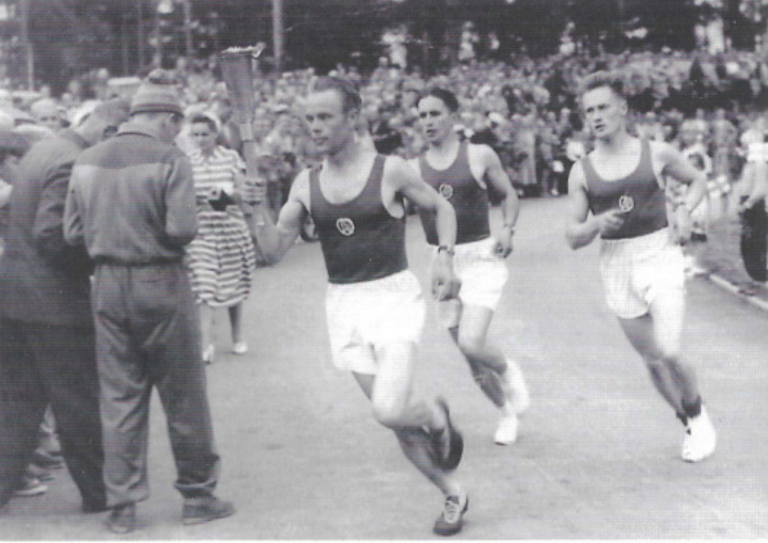 Soihtuviestijuhla Äänekoskella 14.7.1952. Soihtua kantamassa Erkki Puolakka airuinaan Kauko Saarinen ja Unto Leppänen.