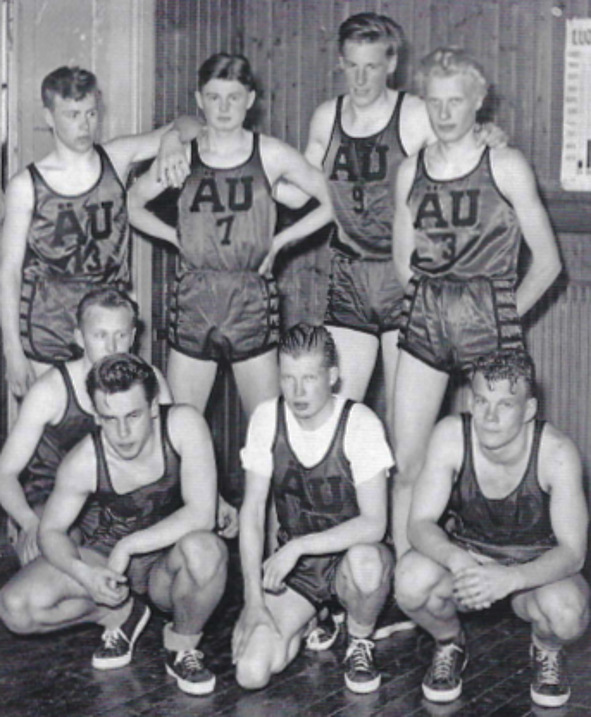 ÄU:n koripallojoukkue pelasi maakuntasarjassa 1956. Kuva on otettu Itä-Suomen matkalta, jolloin ÄU pelasi Kuopion NMKYJ:tä ja Joensuun Katajaa vastaan. Kuopion joukkueessa pelasi tällöin muun muassa entinen pääministeri Paavo Lipponen. Kuvan ylärivissä vasemmalta Juhani Helastera, Martti Nykänen, Uolevi Manninen, Jorma Levänen ja alarivissá Pentti Tourunen, Esa Riipinen, Pertti Olkkonen ja Erik Relander.