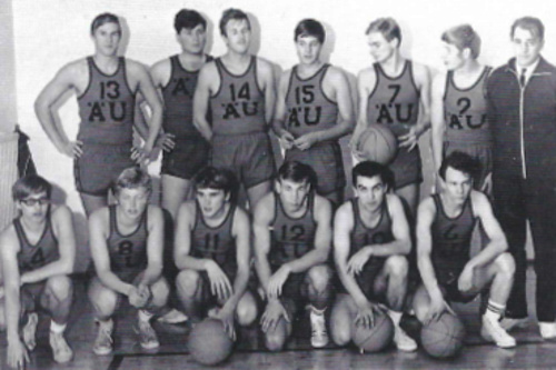 ÄU:n koripallojoukkue nousi vuonna 1968 maakuntasarjasta Suomi-sarjaan. Kuvassa ylärivissä vasemmalta Uolevi Väre, Jorma Savolainen, Markku Hyppönen, Raimo Havu, Heikki Parkatti, Heikki Sonni ja huoltaja Antti Nikula. Alarivissä Eero Raitamäki, Tom Liljeroth, Mauri Leppänen, Markku Ollikainen, Pentti Puttonen ja Pertti Ollikainen.