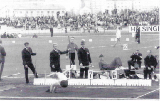 Elämani hyppy! sanoi Heikki Kuulasmaa tästä kuvasta, joka on otettu Porin Kalevan kisoissa vuonna 1966. Hyppy, jossa Heikki putosi istualleen ja jossa kädet vielä hipaisivat hiekkapintaa, kantoi 741. Loppuun vietynä se olisi ollut 780:n ponkaisu. Taustalla muun muassa kilpakumppanit Pertti Pousi ja Jouko Pellosniemi seuraavat tilannetta.