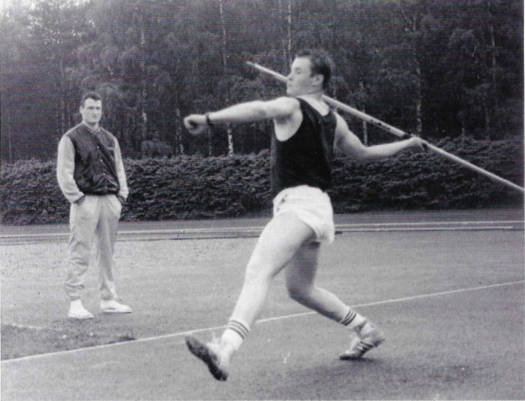 Kimmo Kinnunen katselee taustalta, kun veli Jarkko heittää keihästä.