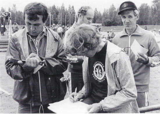 ÄU:n toimitsijoita ikäkausihuipentumassa. Oikealla seuran silloinen puheenjohtaja Erkki Aalto.