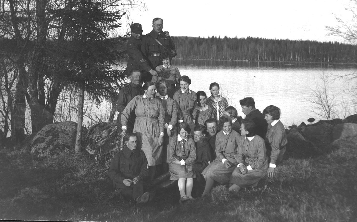 Suojeluskuntalaisia Parantalan rannassa.