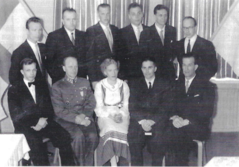 ÄU:n ja ÄNV:n johtohenkilöitä 25-vuotisjuhlakuvassa vuonna 1957. Ylärivissä vasemmalta Åke Kuha, Lalli Kiviniemi, Martti Pastinen, Erkki Hautamäki, Jaakko Tuomisto ja Aimo Järvinen. Alarivissä Urpo Sparf, Tapio Helasterä, Sirkka Kallioniemi, Kauko Saarinen ja Tauno Seppä.