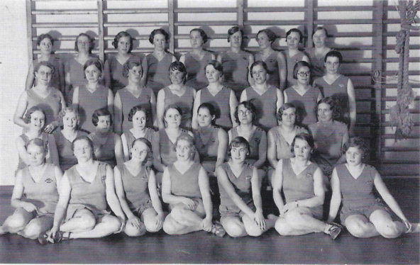 Äänekosken Naisvoimistelijat vuonna 1934 otetussa kuvassa. Takarivissä vasemmalta Lena Westerlund, hammaslääkäri Westling-Dahl, Alma Järvinen, Margit Pajanen, Eeva Leskinen, Toini Juonala, Kerttu Relander, Sanni Auermaa ja Anna Liimatainen. Toisessa rivissä ylhäältä ja vas. Maiju Jokipii, Kirsti Hämäläinen, Ester Kotanen, Inkeri Taube, Saidi Olander, Tekla Auranen, Helka Salmenkivija Vilma Leppämäki. Kolmannessa rivissä Eeva Alanko, Kaija Ristaniemi, Helvi Vesama, Hillevi Vesama, Siiri Pollari, Terttu Kärkkäinen, Aino Moisio, Elli Sarevaja Linda Laiho. Alarivissä Toini Rautavaara, Tyyne Koskinen, Meeri Lahti, Martta Vainionpää, Kerttu Kautto, Aili Kahelin ja Lea Räihä.