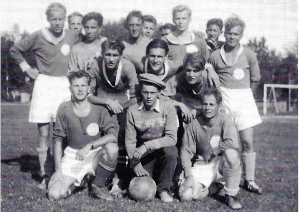 ÄPS:n joukkue vuonna 1947. Eturivissä vasemmalta Timo Karhunen, Matti Närhi ja Tauno Leppänen. Keskirivin tukilinja: Pekka Lammenaho, Aatos Pihkama ja Esko Sairanen. Ketjussa pelasivat Eino Rautiainen, Erkki Nyyssönen, Erik Beijar (VIFK:n lainamiehia), Toivo Hyvärinen ja maalitykki Teemu Hiltunen. Taustalla on turisteja ja varamiehiä: Sinervä, Erkki Hämäläinen, Viktor Lammenaho ja Niilo Kriisin.