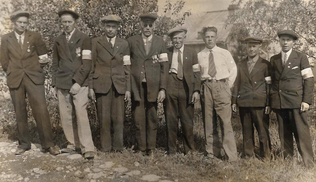 Suojeluskuntalaisia vapaussodan muistojuhlassa Lahdessa 1937. Toinen vasemmalta on Kolun talon poika Juho Liimatainen.