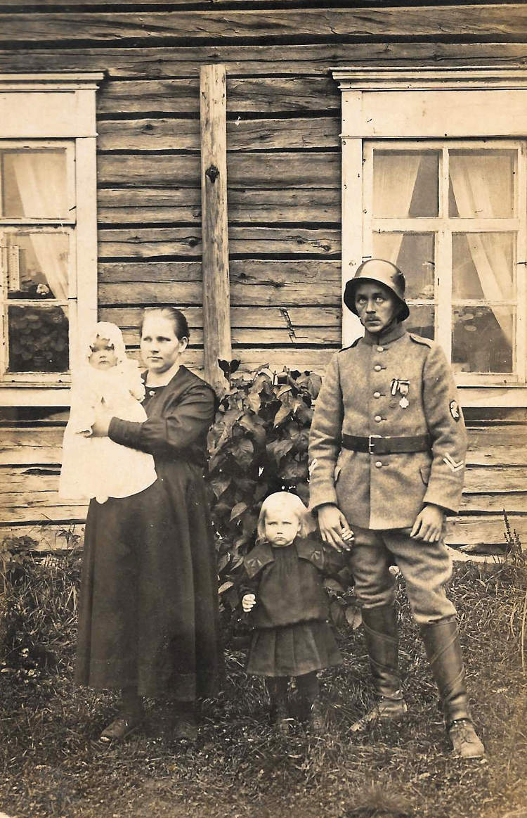 Kolun talon poika Juho Liimatainen perheineen Kolulla 1922.