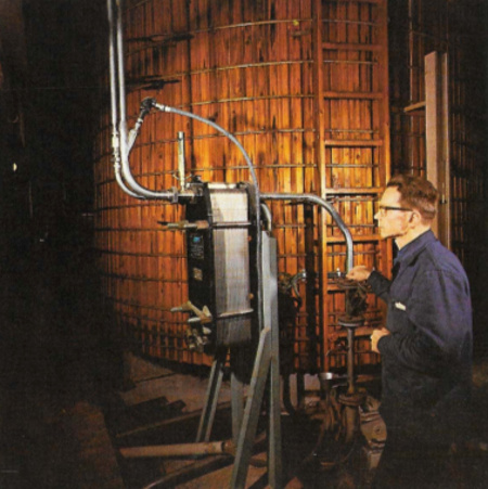 Etikkahappokäyminen vaatii tarkkaa huolenpitoa prosessista. Etikkamies Lauri Purolainen tarkkailee prosessin lämpötilojen säätölaitetta.