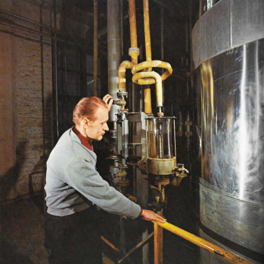 Tislaaja Eino Laitinen huolehtii siitä, että tehtaan tuotevalikoimaan kuuluva jääetikka on laadultaan moitteetonta.