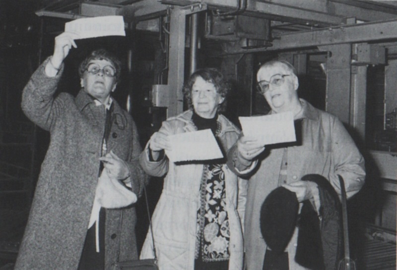 Sulfiittiselluloosatehtaan pitkäaikaiset käytöntarkkailijat Irene Rautiainen, Helvi Tourunen ja Anna-Liisa Oinonen sulfiitin alasajon tunnelmissa 1980-luvun puolivälissä.