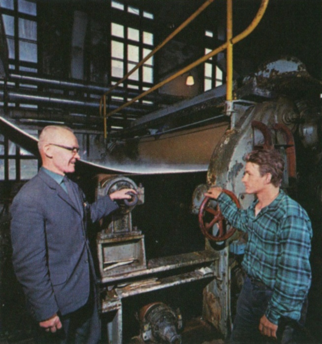 Sulfiittisellutehtaan ylimestari Kalle Hänninen nojailee sellun kuivauskoneen I-puristimeen ja juttelee mukavia saksimies Osmo Hänniselle.