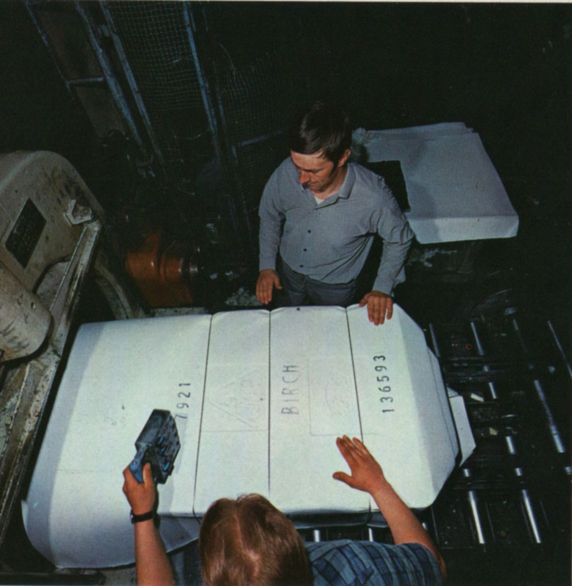 Selluloosan paalitusta sulfaattitehtaan prässillä. Jokainen tuotettu sellupaali leimattiin laatua osoittavilla tunnuksilla ja juoksevalla järjestysnumerolla.