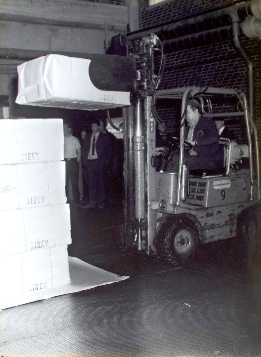 Selluloosapaalien nipusta trukilla kuljetusyksiköksi sulfaattiselluloosatehtaalla.