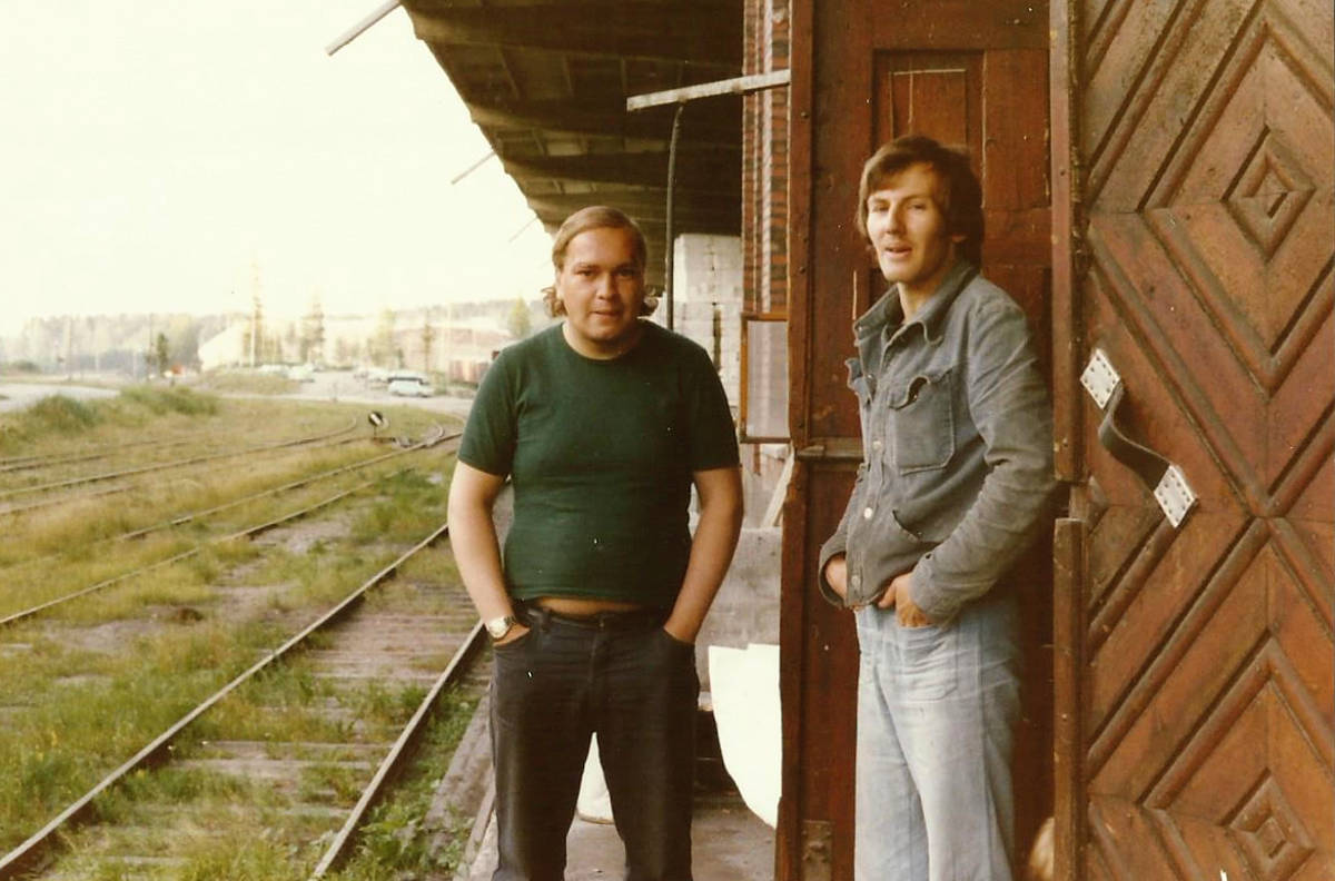 Ismo Tyyskä ja Eino Vanninen sulfiitin kuivanpään ulko-ovella 1970-luvun puolivälin paikkeilla.