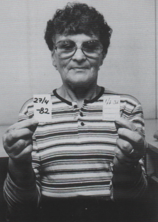 Sulfiittiselluloosatehtaan ensimmäinen ja viimeinen näytepala käytöntarkkailija Irene Rautiaisen käsissä. Näytepalojen välissä on kulunut aikaa 16187 päivää eli 44,3 vuotta. Siinä ajassa on tuotettu 1,7 miljoonaan tonnia valkaisematonta ja valkaistua sulfiittiselluloosaa.