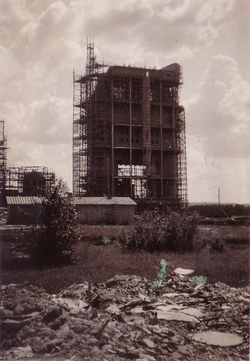 Sulfiittisellutehtaan happotorni rakennusvaiheen loppupuolella kesällä 1937. Kuvan oikeassa reunassa näkyy hieman keittämön happosäiliöiden ja rakennusten aihioita.